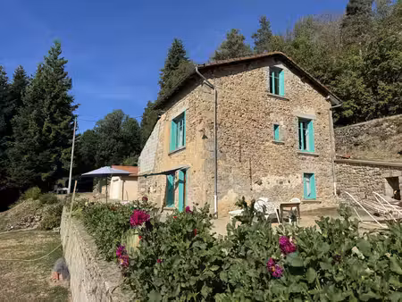 maison en pierre avec vue panoramique