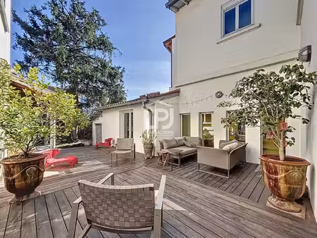 lumineuse maison familiale 8 pièces de 178 m² avec jardin  belle terrasse et garage