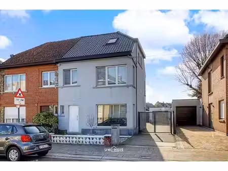 maison semi-mitoyenne rénovée avec 5 chambres et garage au c