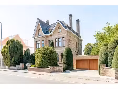 villa pittoresque avec un jardin de parc luxuriant au cœur d