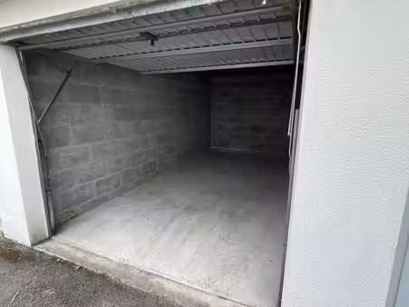 garage fermé avec grande hauteur sous plafond – vannes