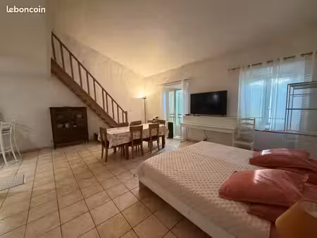 cogolin centre - appartement meublé 100 m² + mezzanine
