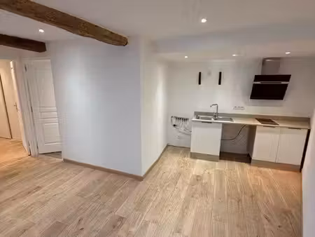 t2 entièrement rénové de 37 m² — centre de valensole