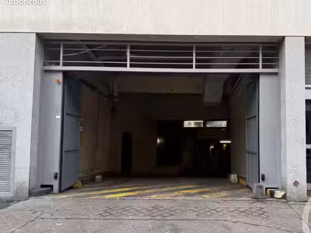 location box fermé paris 11e (bd voltaire | st ambroise) | 2m30l x 4m90p x 2m60h