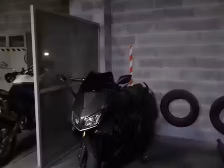 parking couvert moto/scooter
