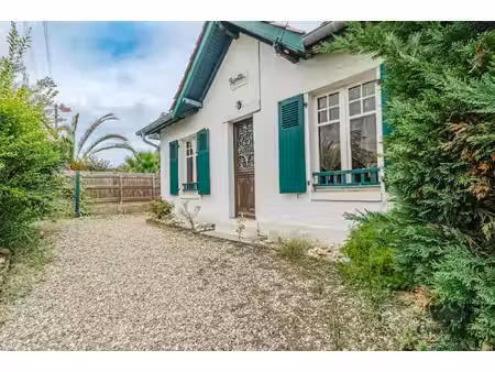 opportunité rare à anglet - maison néo-basque à rénover