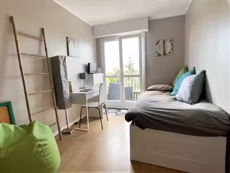 chambre de 9.68 m2 dans colocation dans appartement de 77 m2