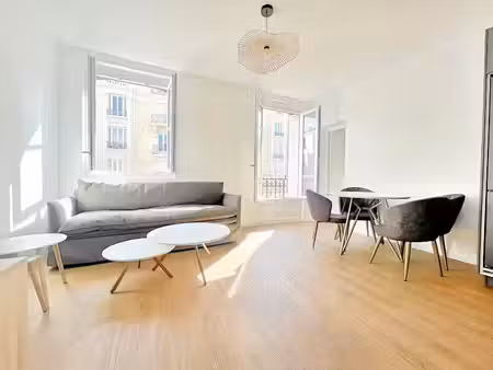 location meublée appartement 2 pièces 33 m² à courbevoie (92400)  1 250 €