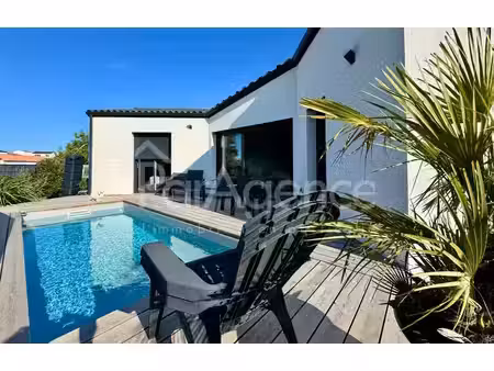 maison neuve de plain-pied - piscine et vue dégagée