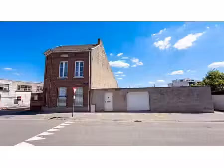 maison idéalement située avec des possibilités spacieuses pr