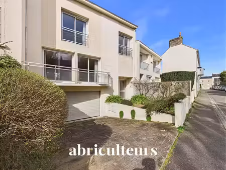 maison aux beaux volumes - avenue privée - 5 chambres - jardin - garage double et places..