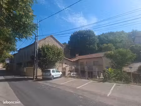 grande bâtisse en pierre comprenant trois logement en location courte durée+ une habitatio