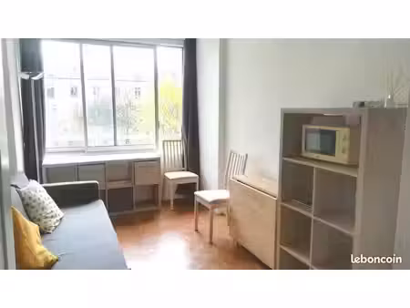 studio meublé à 2 pas des champs de mars  lumineux et calme  proche de toute commodité