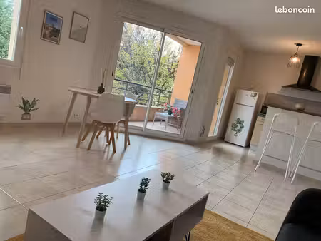 t2 meublé neuf 55m² – quartier résidentiel recherché  hors centre-ville – terrasse + parki