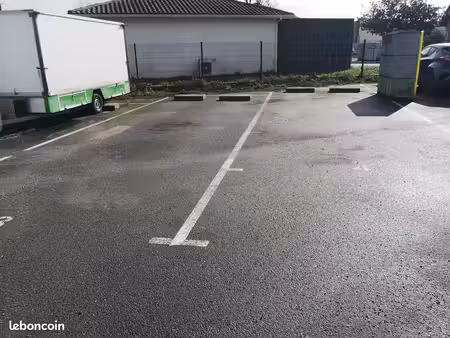 grandes places de parking sécurisées  accès immédiat rocade (sortie 20)