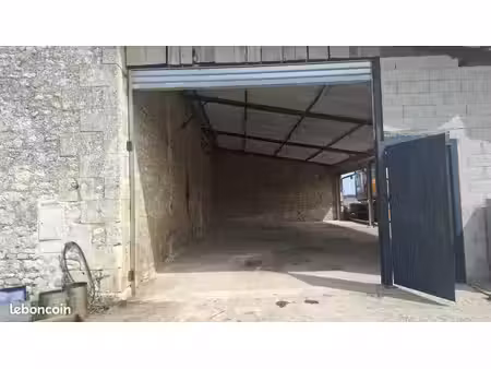 local de stockage 120 m2 avec grande ouverture