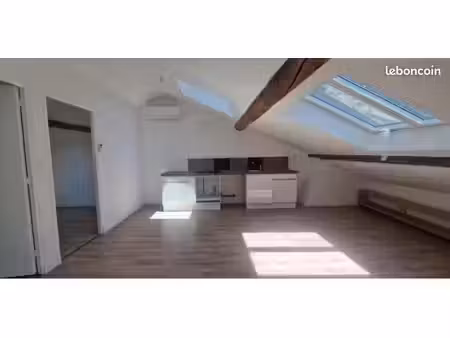 studio centre ville sous les toits mais lumineux