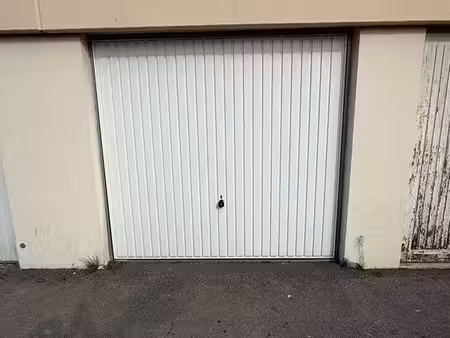 particulier loue garage fermé