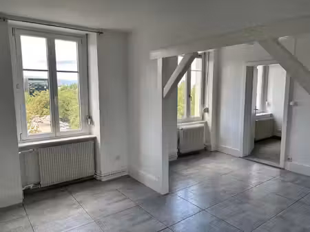 beau 3 pièces traversant situé au dernier étage face au musé