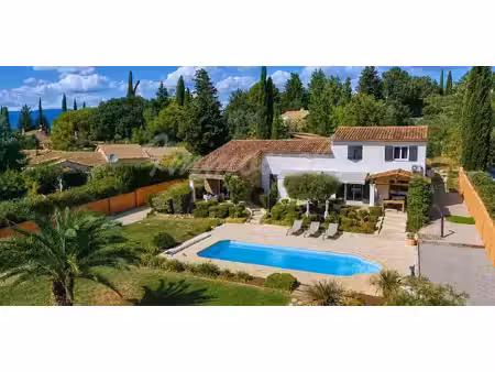 villa avec piscine et terrasse bagnols-en-forêt (83)