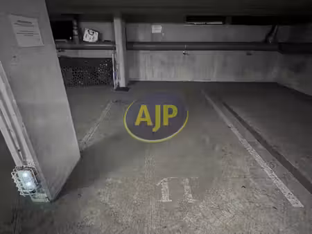 parking au haillan (transport devant la résidence)