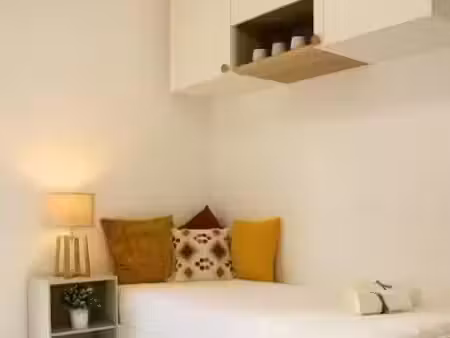 location meublée appartement 1 pièce 19 m² à courbevoie (92400)  1 190 €