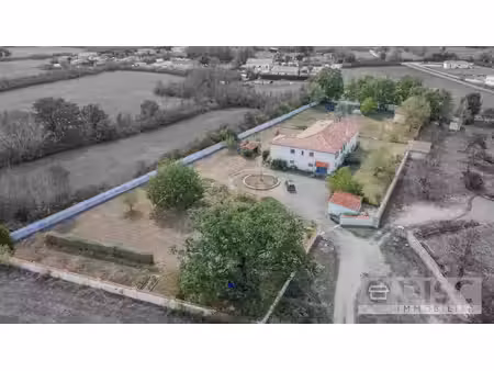 vaste propriété de plus de 500 m² avec jardin clos et nombreuses possibilités.