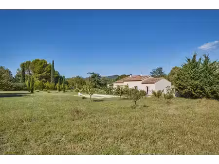 exclusivité - maison de de plain-pied- au calme. bel espace extérieur