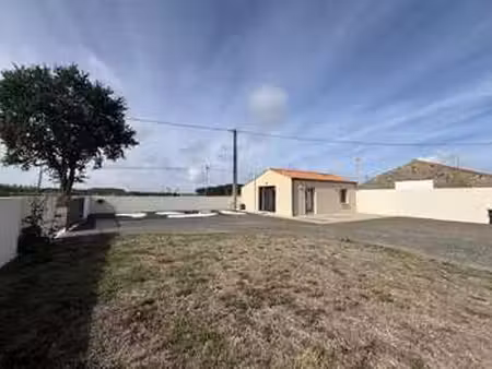 location maison meublé à saint-julien-des-landes (85150) : à louer meublé / 48m² saint-jul