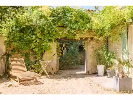 écrin végétal et charme de la pierre