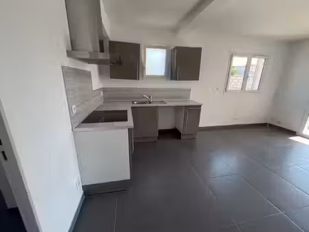 vias - apprtement renove t3 avec jardinet clos