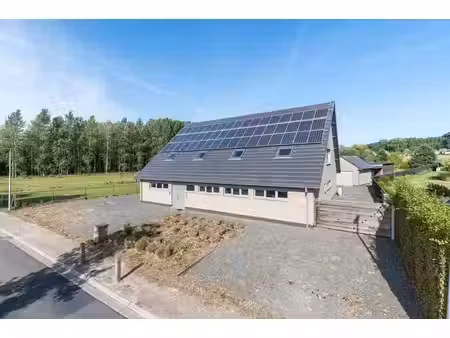 villa spacieuse avec jardin et garage  idéale comme maison p
