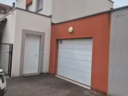 vend maison mitoyenne par le garage