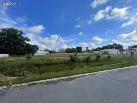 terrain 700 m² lanton