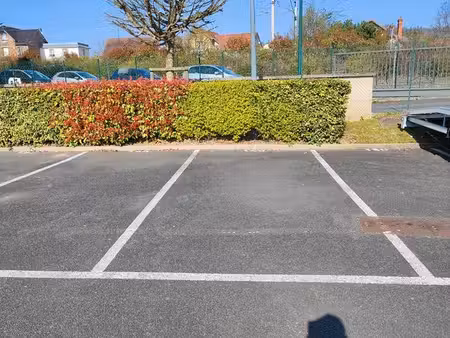 place de parking extérieur proche de la gare de taverny