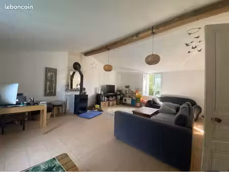 location meublée à l'année. 3 chb  jardin clos
