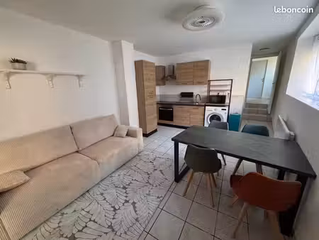 t2 meublé 38 m² entièrement rénové – beaumont  place d’armes