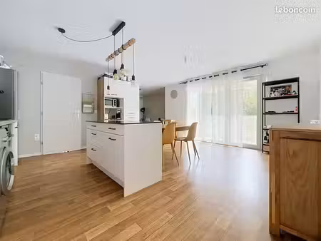 t3 meublé de 73 m² avec balcon et parking – bassens