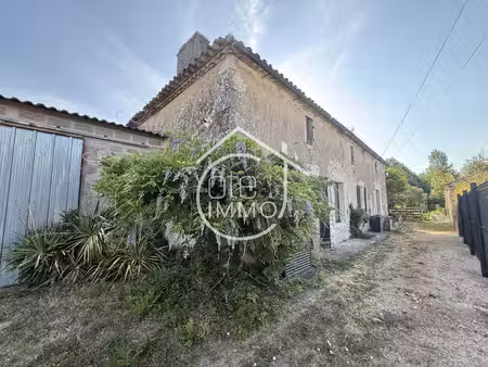 saint antoine de breuilh : ancienne bâtisse en pierre partiellement rénovée