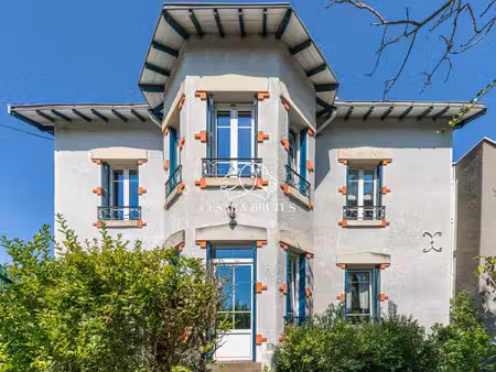 maison de caractère de 190 m² avec jardin arboré – vic-le-c