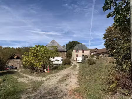 maison en pierre avec dépendances et terrain