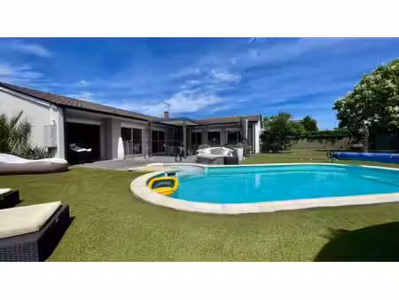 superbe villa familiale avec piscine  jardin paysagé et terr