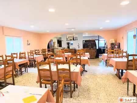fonds d'un superbe restaurant  sa belle terrasse d'été sur un vaste terrain proche de neuf
