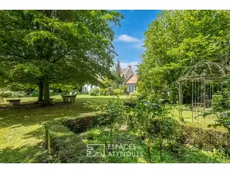maison de famille dans son refuge de verdure avec piscine