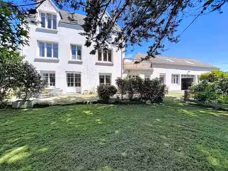 maison 9 pièces  215 m²