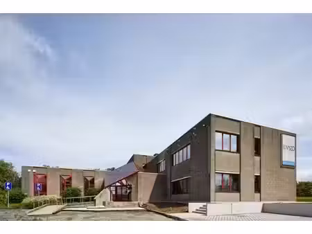 bureau de 395 m² bénéficiant d’un excellent emplacement à...