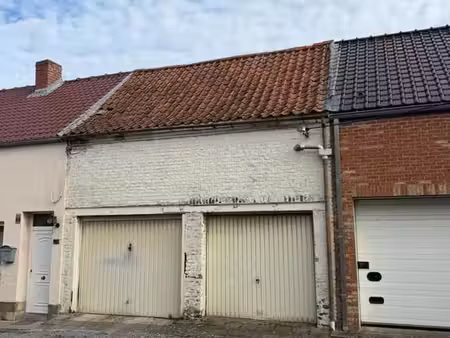 deux garages avec beau potentiel d’investissement