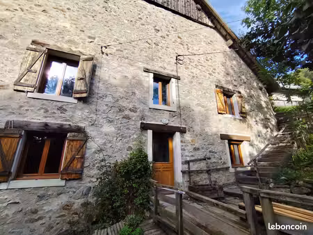 maison authentique en pierre 5 pièces de 116 m2 sur un terrain arboré de 12 795 m2