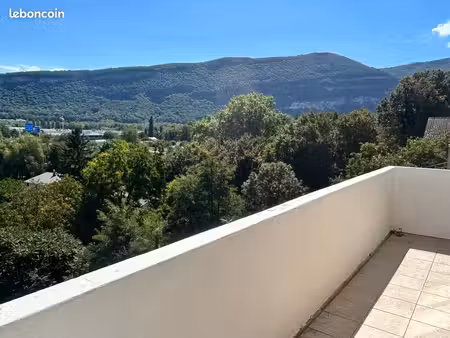 appartement t3 entièrement rénové 65 m² avec vue dégagée