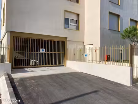 pointe rouge - place de parking dans résidence surveillée